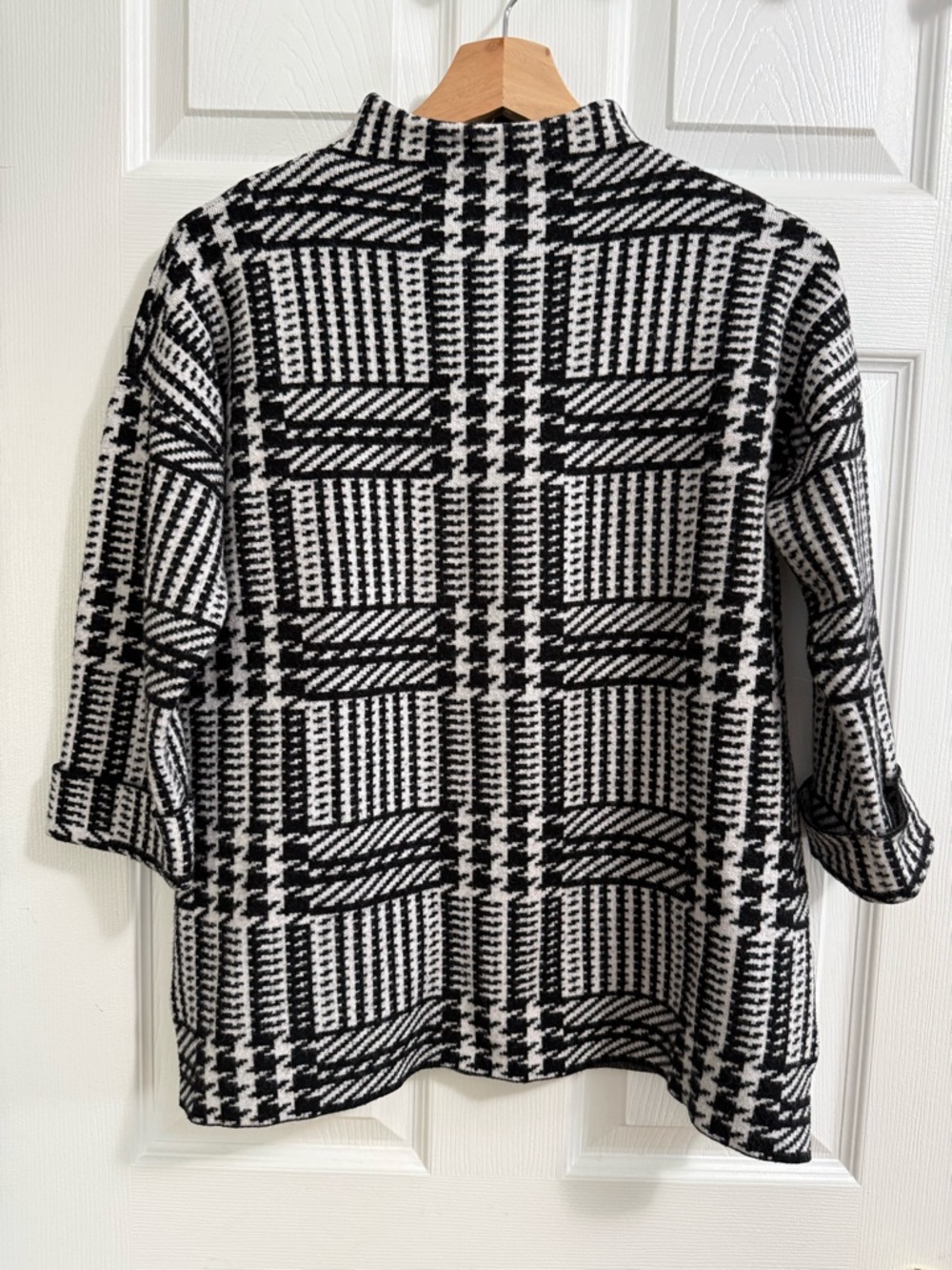 Max Studio Black & White Houndstooth top with Back zip and 3/4 sleeve
